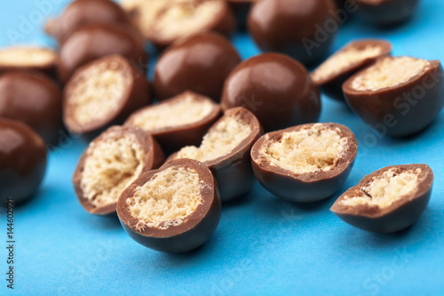 Foto Chocolate balls and halves with crisp filling
