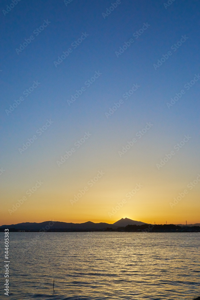 日没直後の空と霞ヶ浦と筑波山