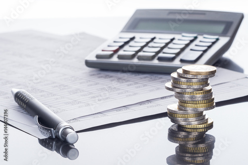 Finanzen, Euro Münzstapel, Kugelschreiber, Tabellen,  und Taschenrechner, Hintergrund