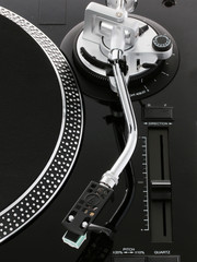 Poster Zwart DJ draaitafel met vinyl platenspeler  © ProstoSvet