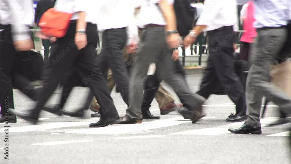 東京駅前 通勤 6月 クールビズ 丸の内 朝 出社 群衆 東京駅前 通勤 6月 クールビズ 丸の内 朝 出社 群衆
