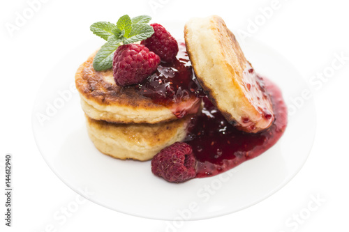 Fotografía Cheese pancake with raspberries and mint