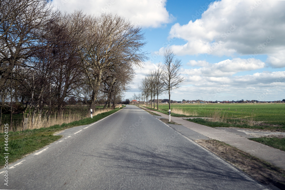 Fototapeta premium alleine auf der landstrasse