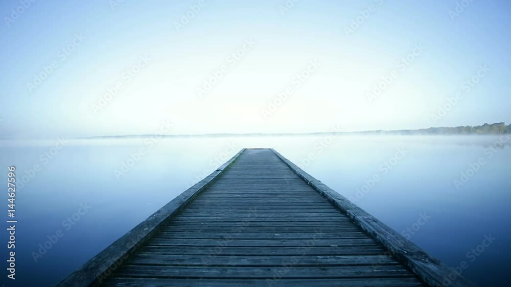 ponton sur l'eau, ambiance zen 