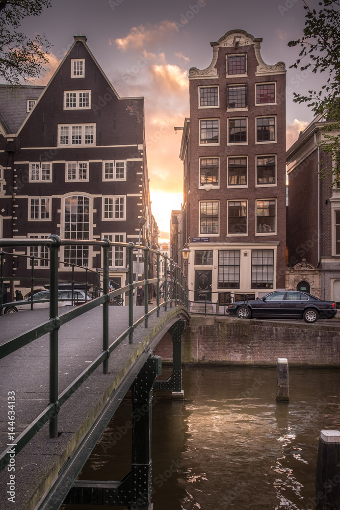 Sonnenuntergang über einer Gracht in Amsterdam