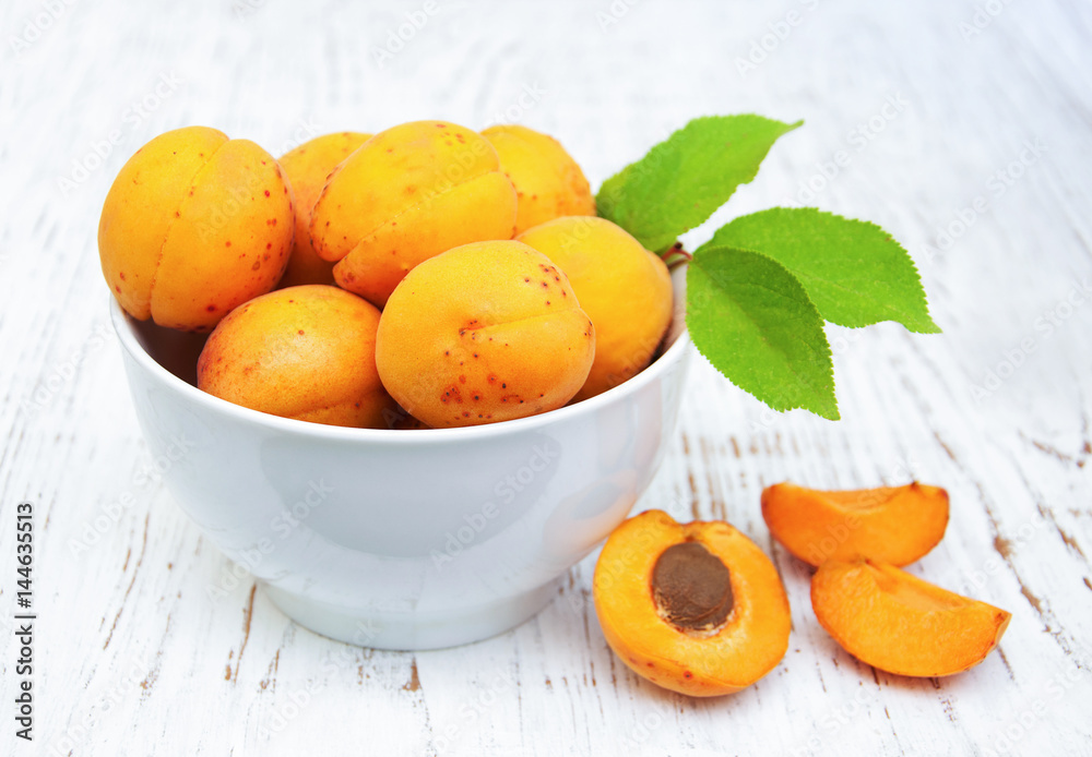 Bowl with apricots Bowl with apricots