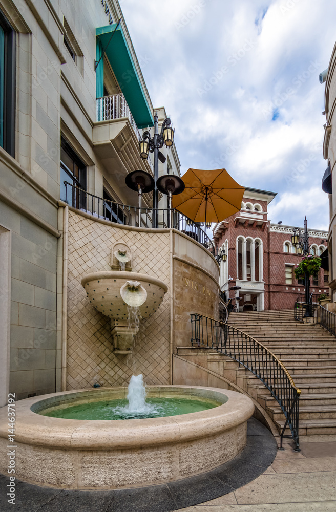 Fototapeta premium Rodeo Drive Street fountain in Beverly Hills - Los Angeles, California, USA