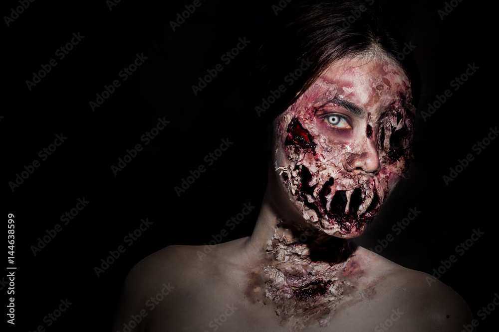 Obraz premium horrible scary zombie girl on black background with copyspace