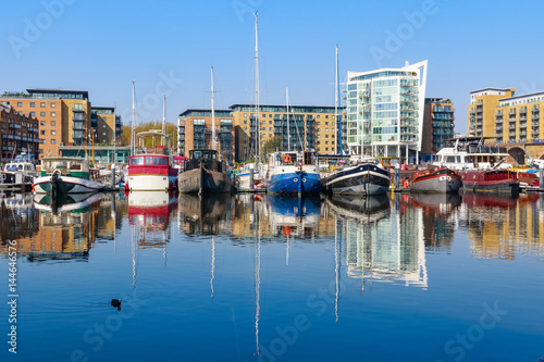 Foto Boats moored at Limehouse Basin Marina in London