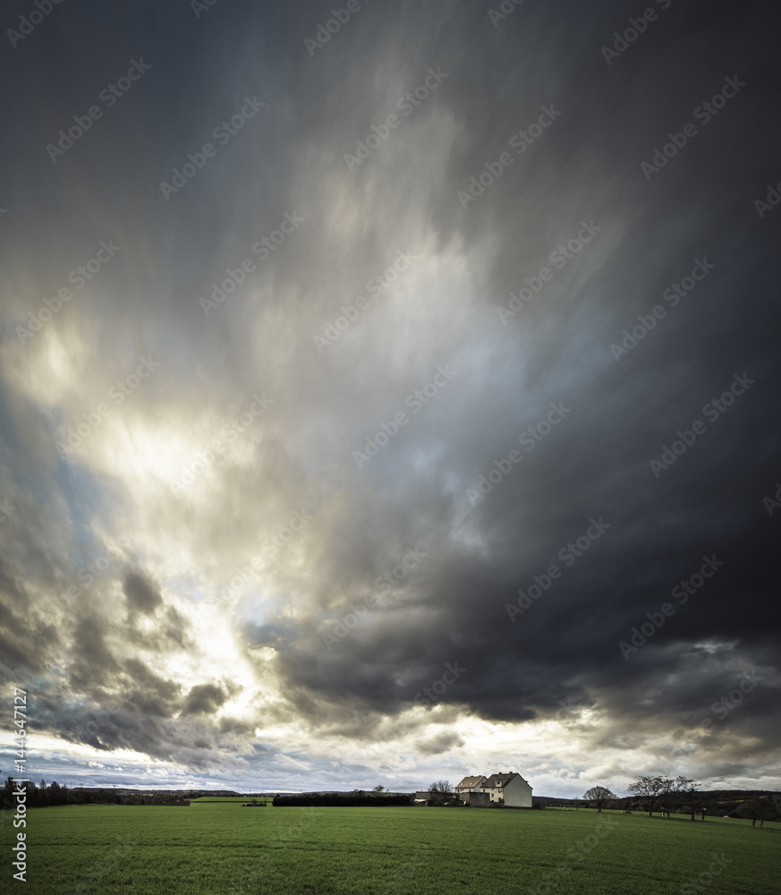 Landschaft in Mitteldeutschland mit dramatischem Himmel