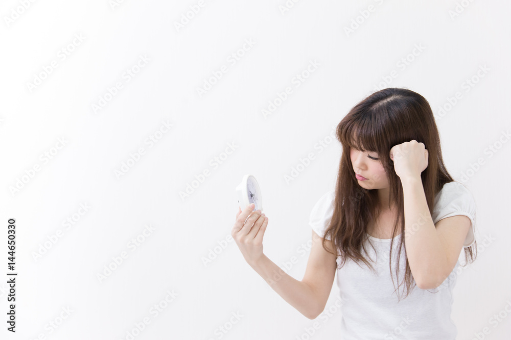 目覚まし時計と女性 目覚まし時計と女性