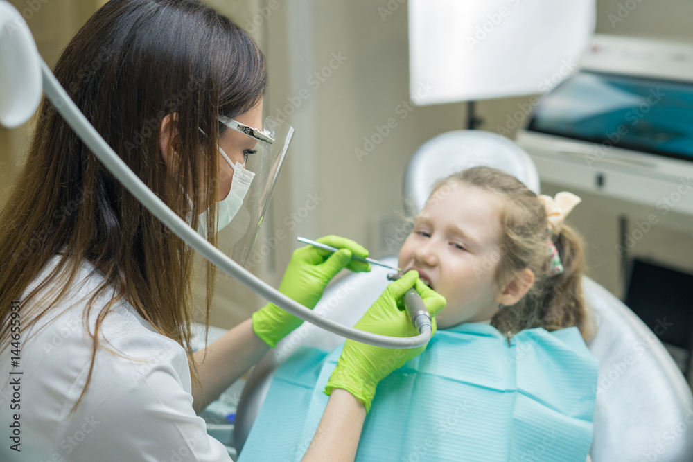 Fototapeta premium dentist treating child's teeth