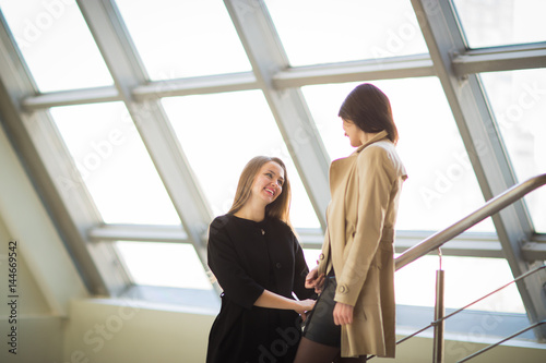 Employees of the company talk in the spacious hall of the office © yurolaitsalbert