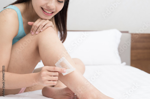woman remove leg hair