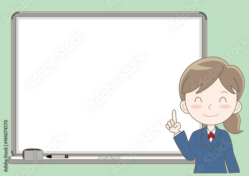 ホワイトボードで説明する女性D