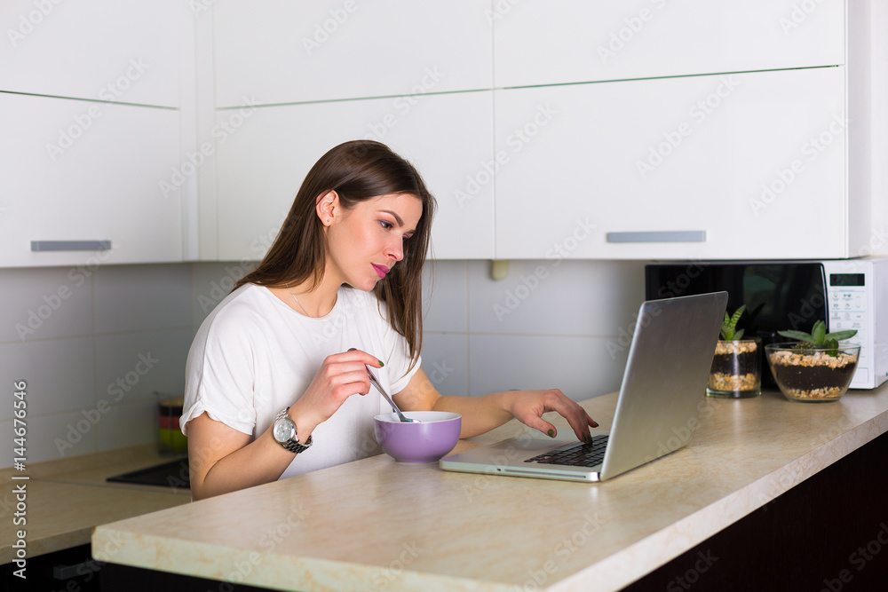 Obraz premium Woman working at the laptop