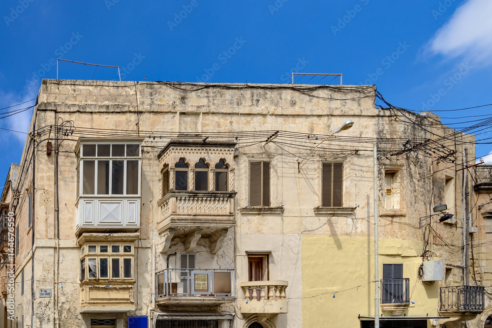 Chaotische Stromleitungen an einer Hausfassade in Rabat
