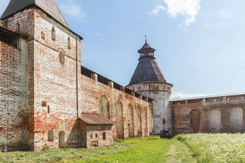 Северная стена и северо-восточная башня Борисоглебского монастыря