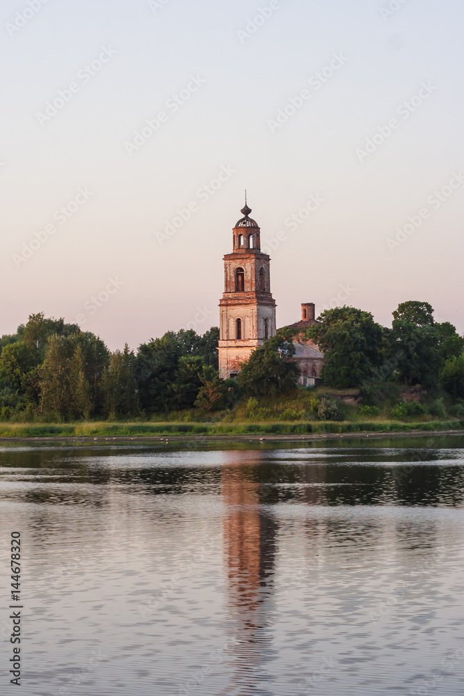 Смоленская церковь в селе Устье Ярославской области на закате