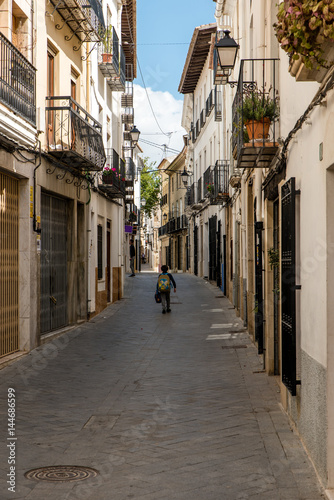 Junge in Gasse in Benissa Spanien © dietwalther