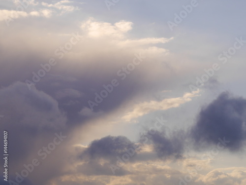 Fototapeta Naklejka Na Ścianę i Meble -  niebo pokryte różnobarwnymi ciężkimi chmurami o różnym charakterze
