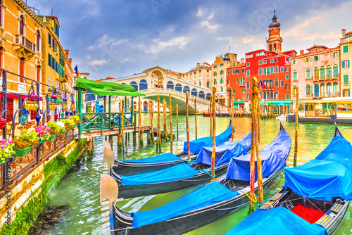 Fotografie Gondola on Grand Canal with Rialto Bridge, Venice, Italy.