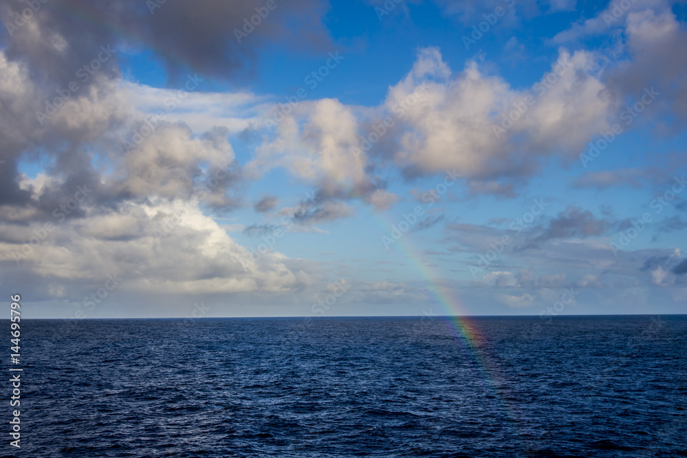 太平洋上の虹