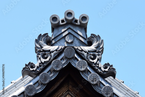 お寺の大屋根、真新しい瓦