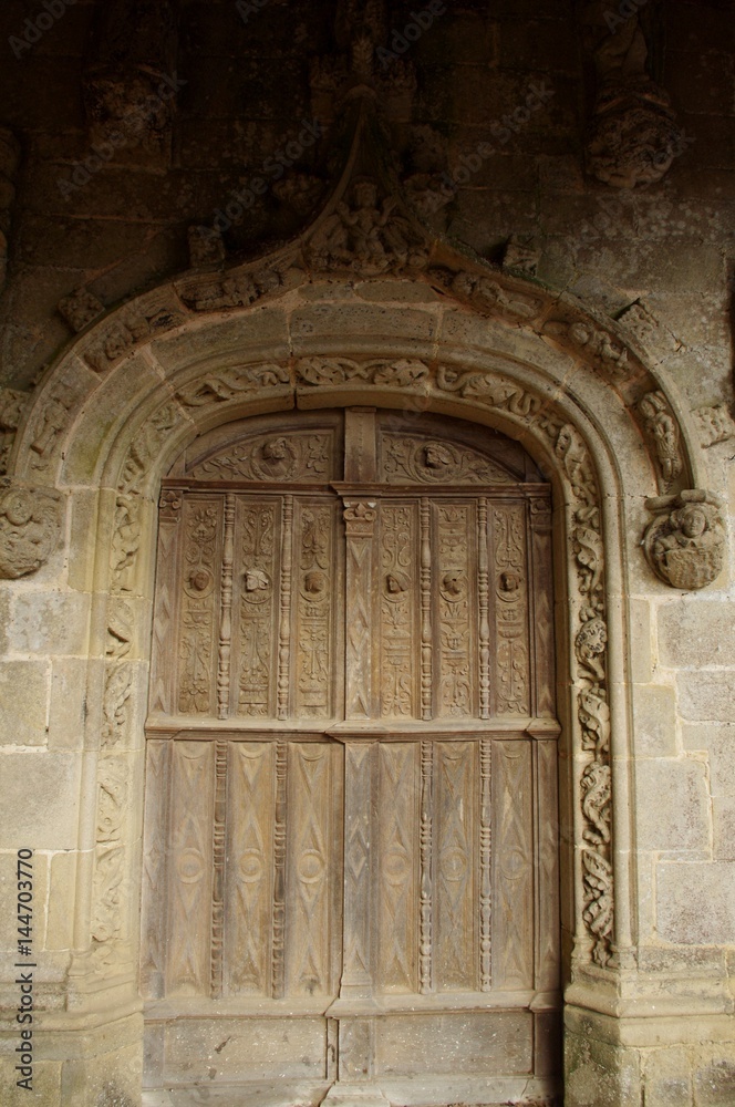 La porte sud de l'église St Léry