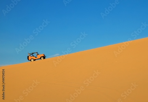 Obraz na płótnie Four wheel drive vehicle in the sand dunes of muine Vietnam. w salonie
