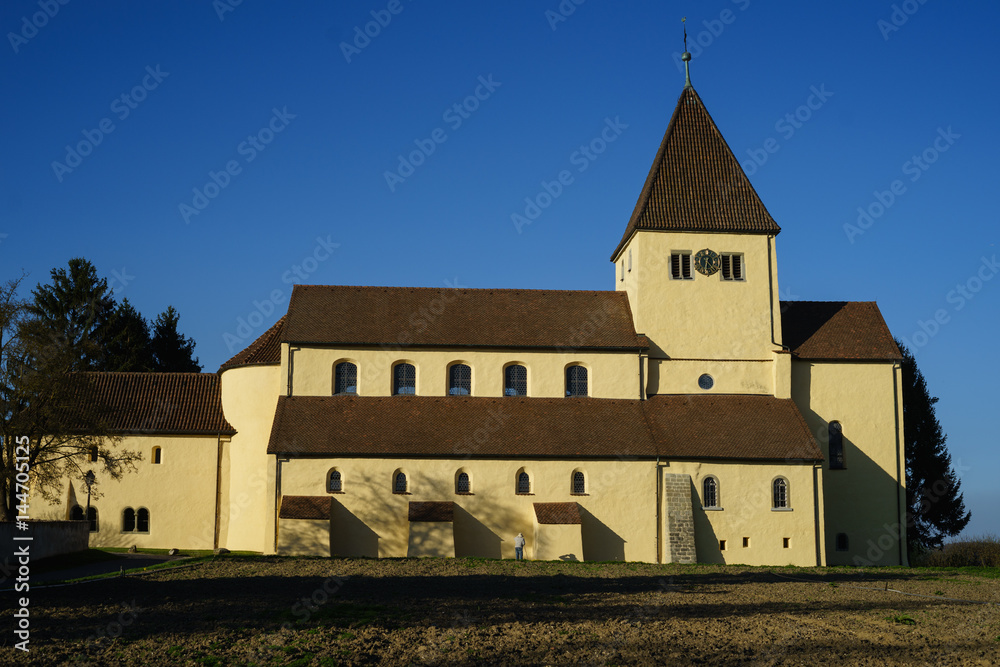 D, Baden-Württemberg, Bodensee, Klosterinsel Reichenau, Blick auf die Klosterkirche Oberzell unter strahlend blauem Himmel, UNESCO Weltkulturerbe