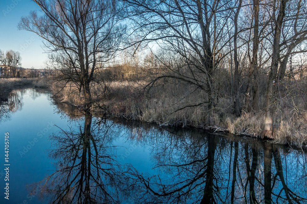 Bewachsenes Ufer der Würm spiegelt sich im Wasser Bewachsenes Ufer der Würm spiegelt sich im Wasser