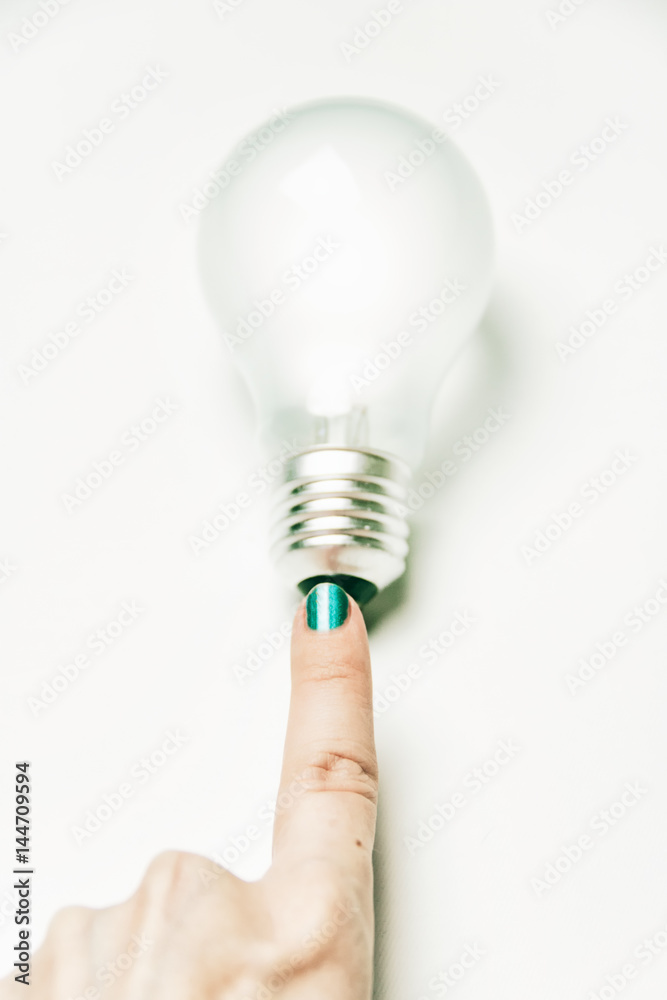 Bombilla blanca de tungsteno sobre fondo blanco. Idea. Stock Photo | Adobe  Stock