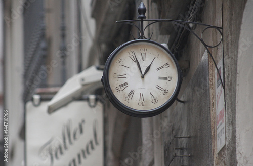 Reloj de tipo industrial en la fachada de un edificio de Barcelona photo