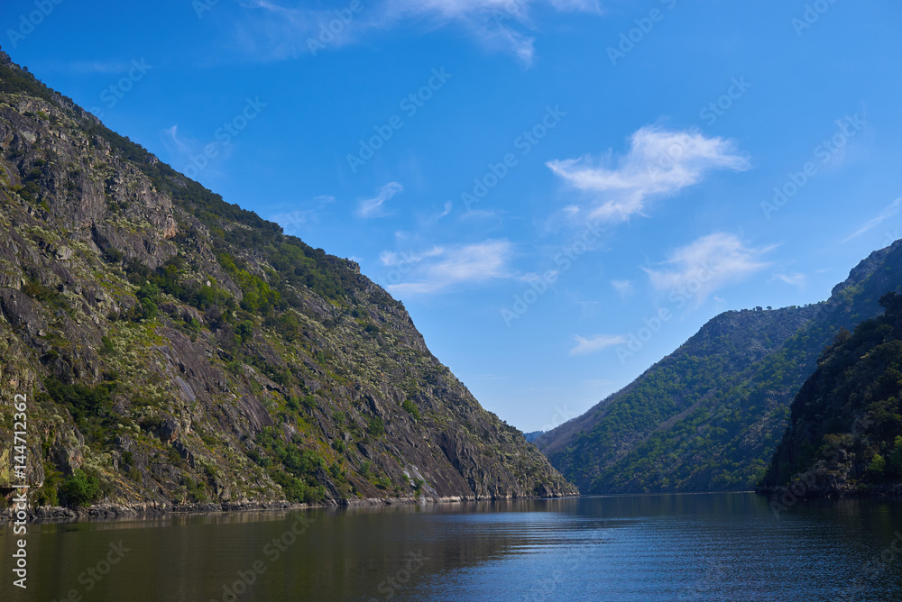 Vistas de los cañones del Sil desde un barco Vistas de los cañones del Sil desde un barco