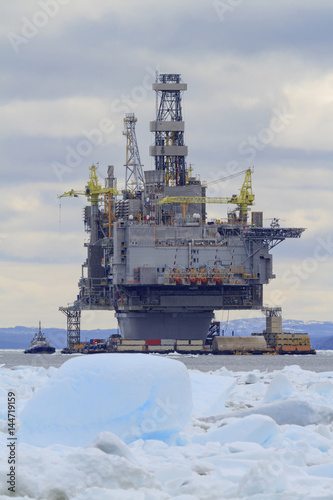 Oil and gas platform © ggw