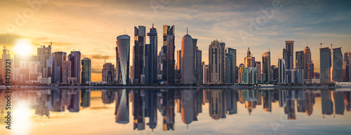 Die Skyline von Doha in Katar bei Sonnenuntergang photo