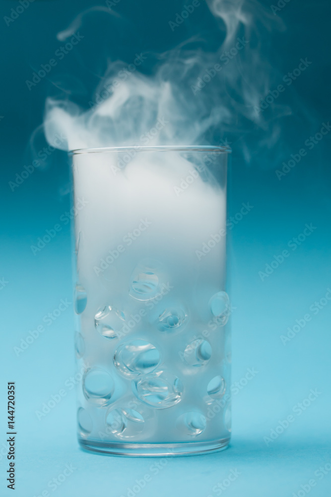 Wasserperlen und Dampf im Glas Wasserperlen und Dampf im Glas
