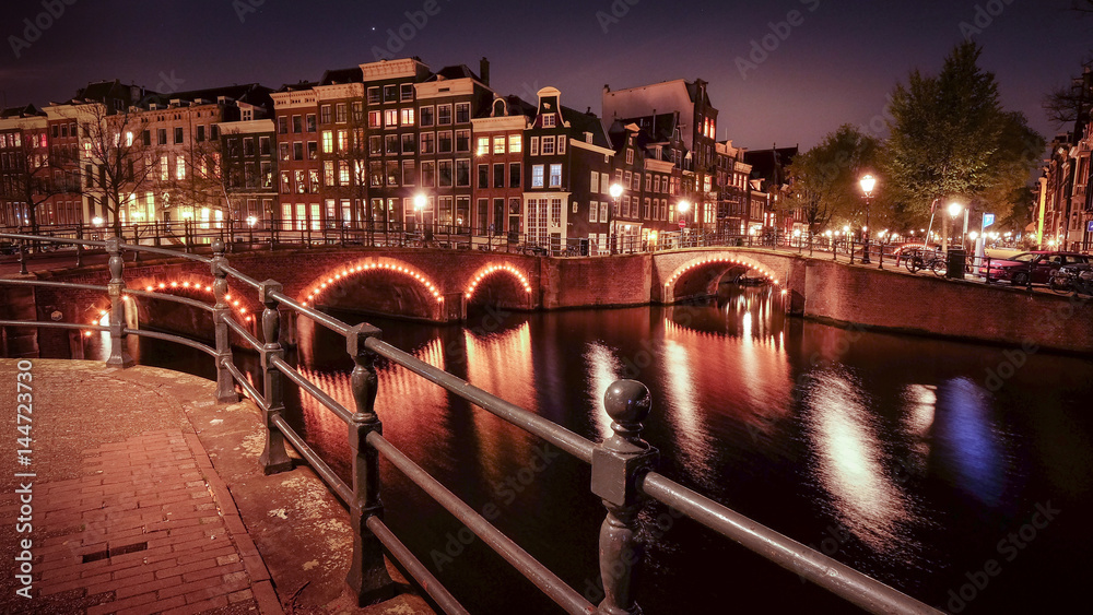 Beleuchtete Brücken in einer Frühlingsnacht an der Keizersgracht in Amsterdam