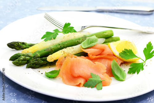 Räucherlachs mit Spargel