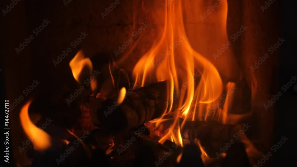 Flammen von einer Feuerstelle in Zeitlupe Flammen von einer Feuerstelle in Zeitlupe