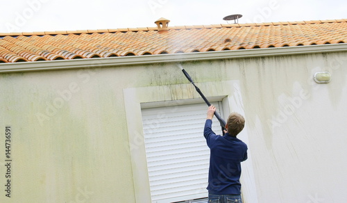 entretien des mur de maison au nettoyeur haute pression  photo