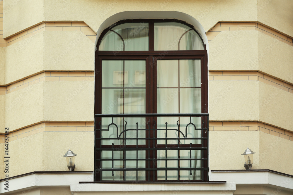 Obraz premium Arched window with sand wall background