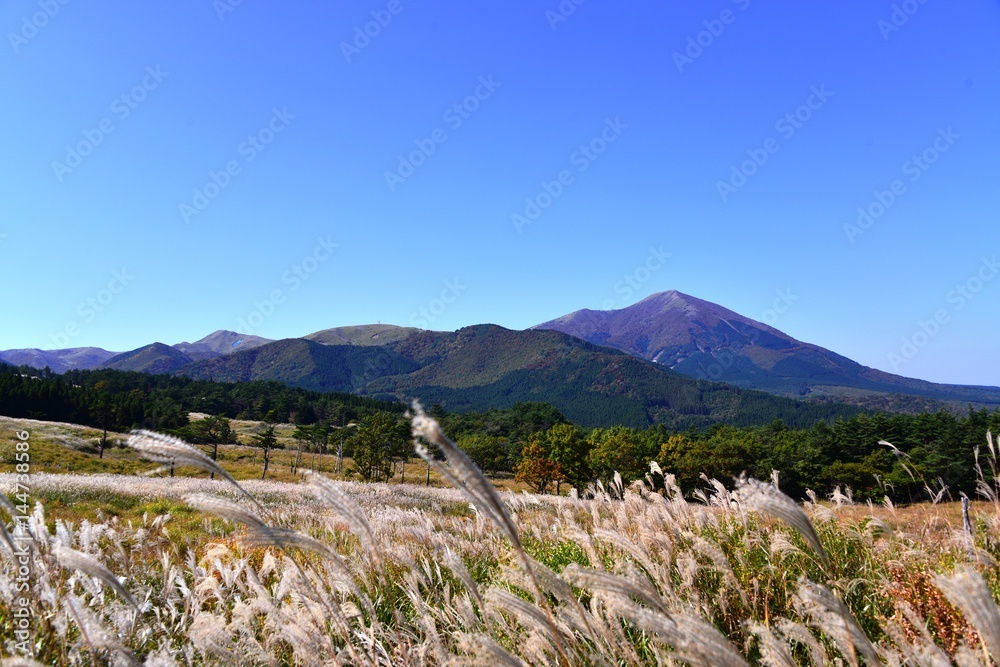 Fototapeta premium 牧ノ戸峠から九重を登山