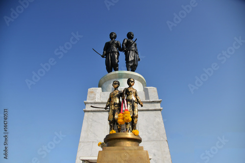 Foto Mini Two Heroines Monument is a memorial statue of the heroines Thao Thep Kasattri and Thao Sri Sunthon, who rallied islanders in 1785 to repel Burmese invaders