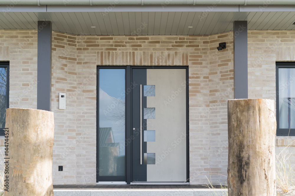 Naklejka premium Haustür mit Glasscheiben eines Hauses
