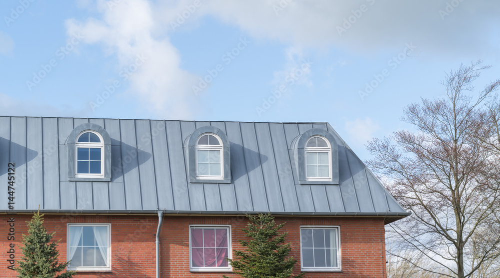 Dachgauben aus Zinkblech eines Hauses