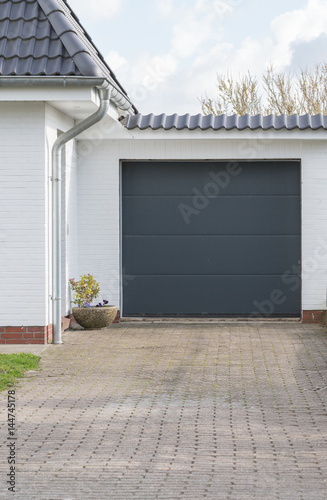 Garage mit einem grauen Tor