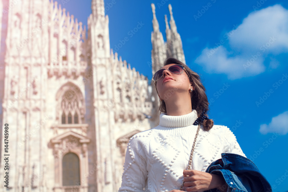Obraz premium Woman stay in front of the famous Duomo cathedral