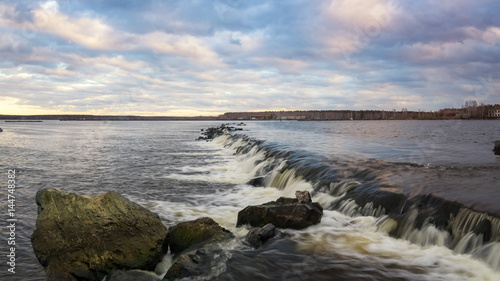 водопад на озере вечером, Россия, Урал, Рефтинское водохранилище,